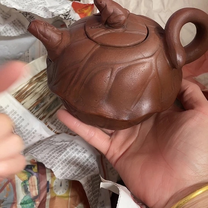 紫砂茶壶原矿泥料，手工制作的一把紫砂壶。