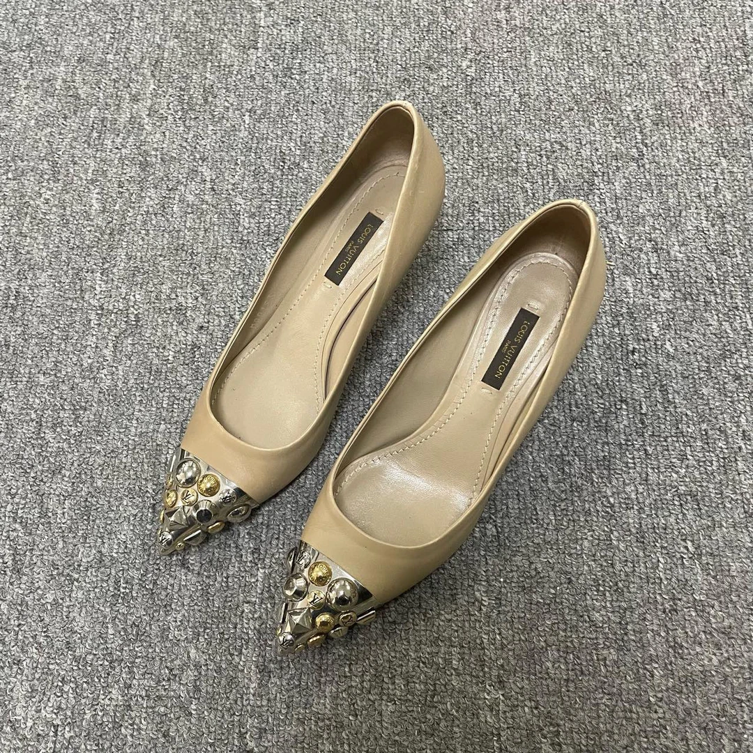 95新 LouisVuitton/路易威登 尖头套脚细跟高跟鞋  37码/7596