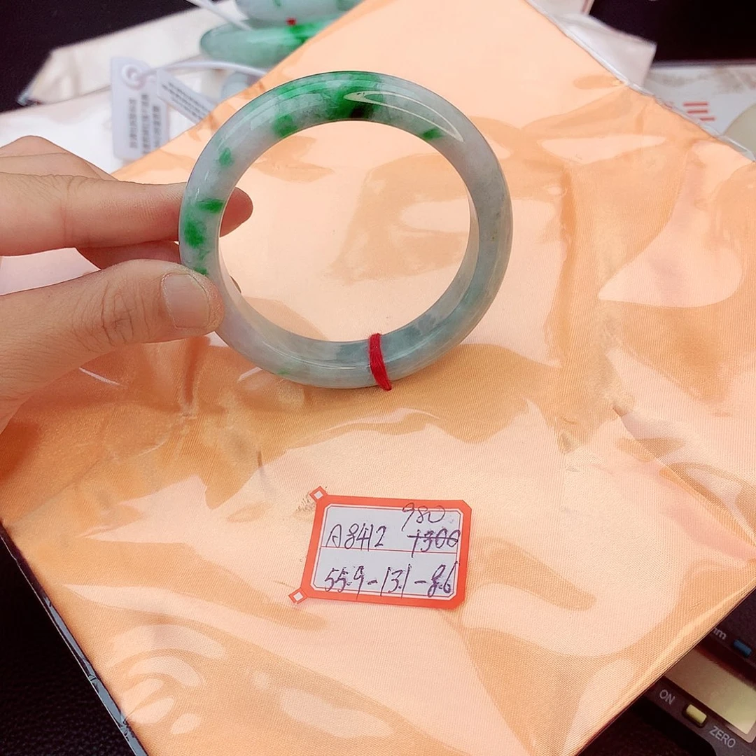 翡翠手镯未镶嵌翡翠