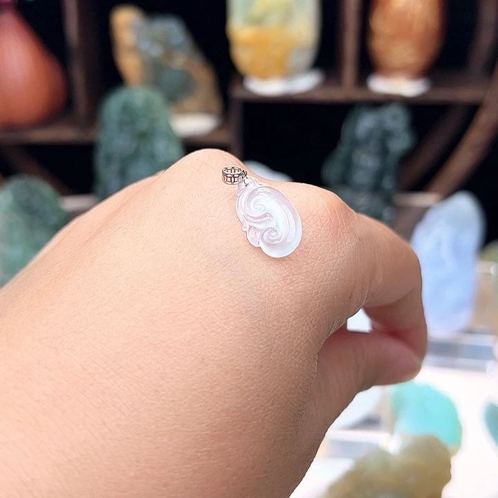 翡翠18K金镶嵌颈饰如意