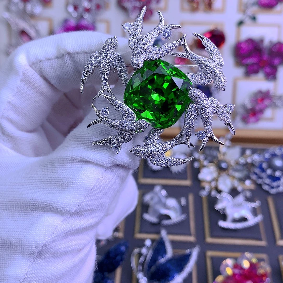 仿水晶铜施华洛胸针