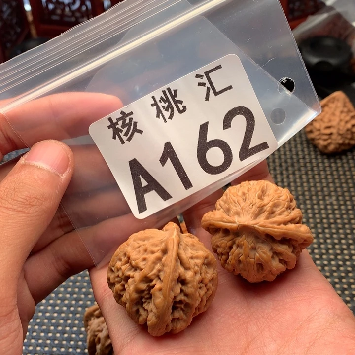 阔***虎吊坠文玩核桃九龙