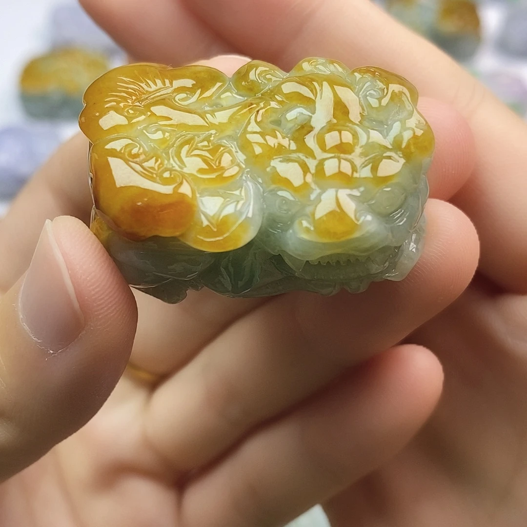 翡翠未镶嵌颈饰貔貅