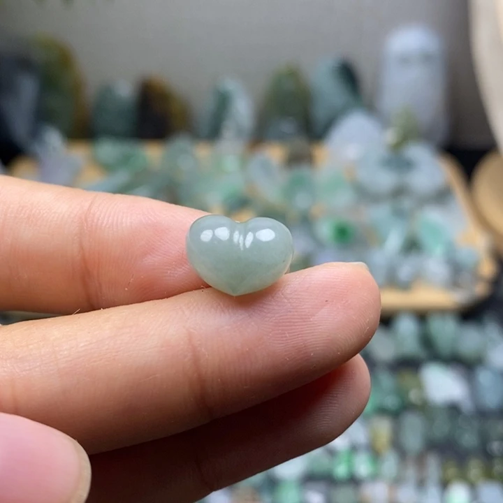 颈饰未镶嵌翡翠小屁桃