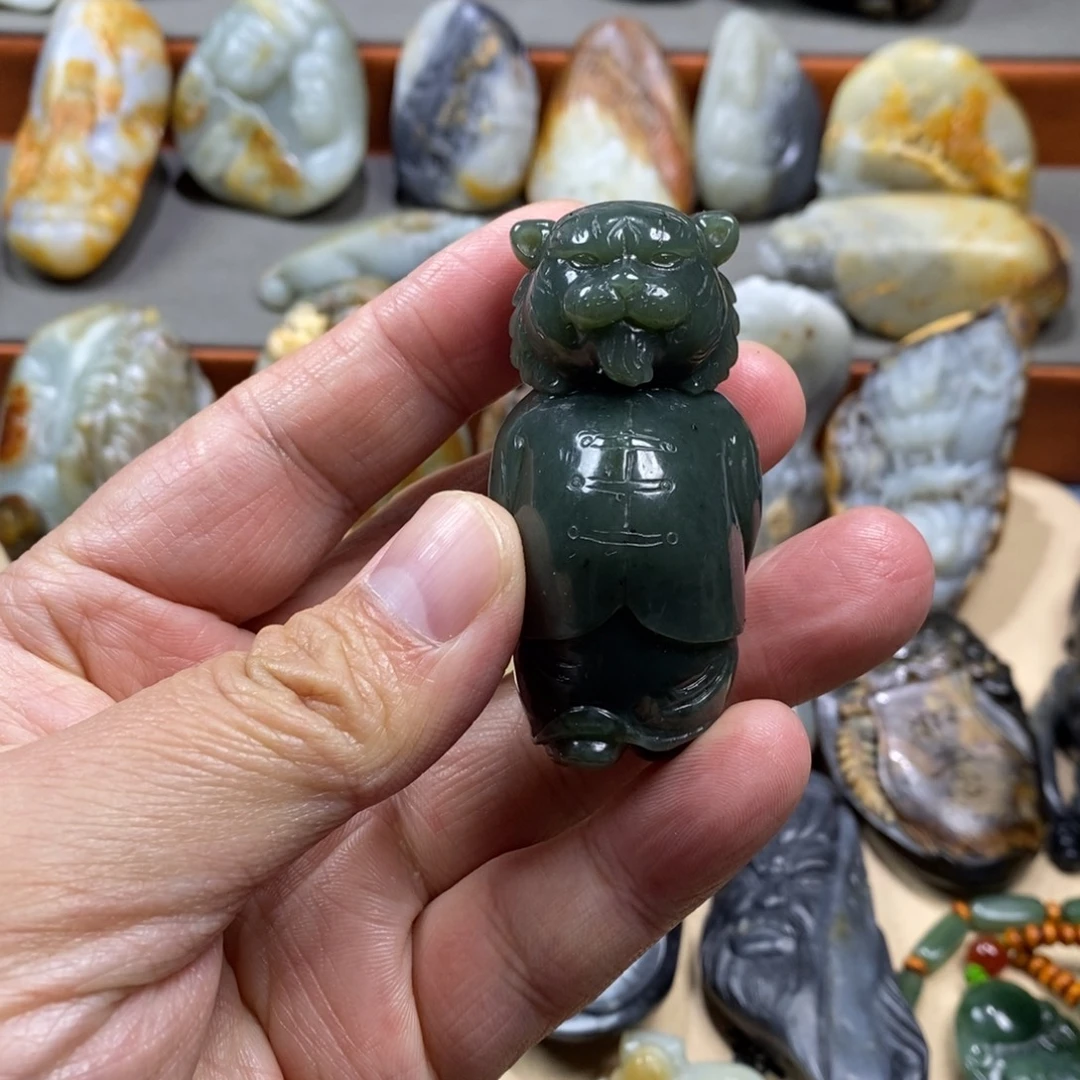 和田玉未镶嵌把件