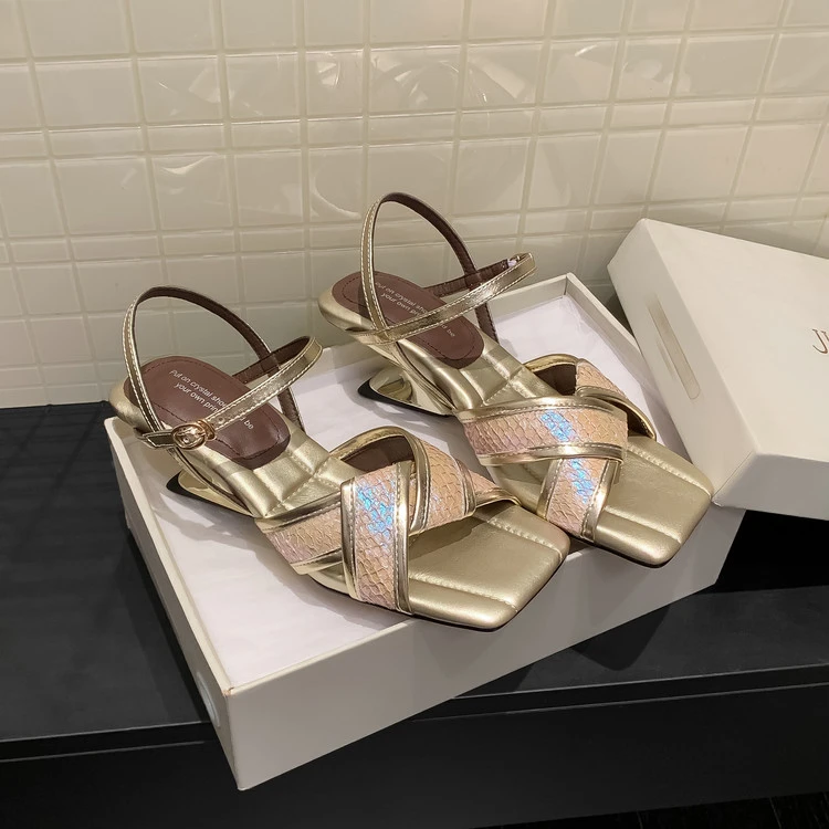 鞋子女款潮牌百搭一字扣外穿2025新款夏季坡跟设计感高跟露趾凉鞋