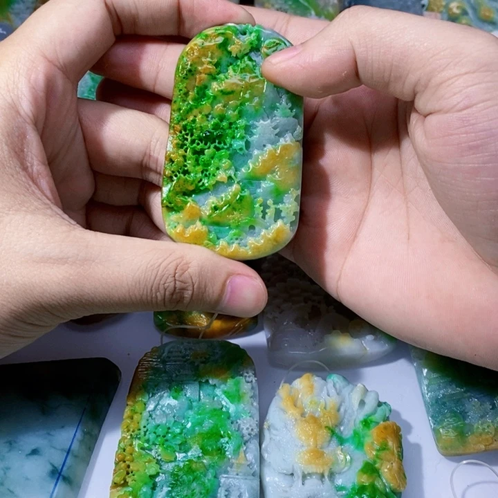 未镶嵌定制翡翠淡**生翡翠