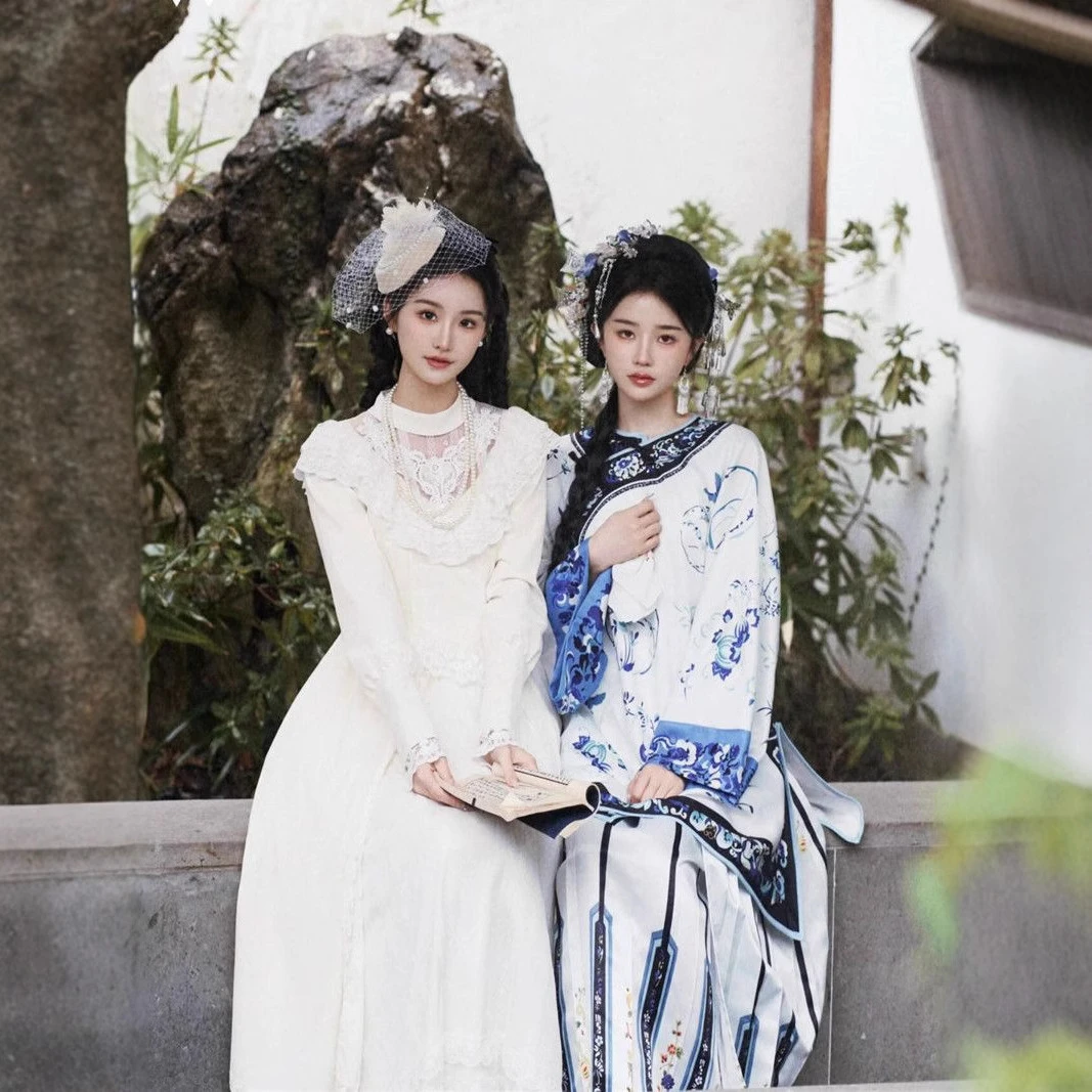 留洋大小姐和青汉女闺蜜写真青花瓷复古格格服旅拍艺术照摄影服装