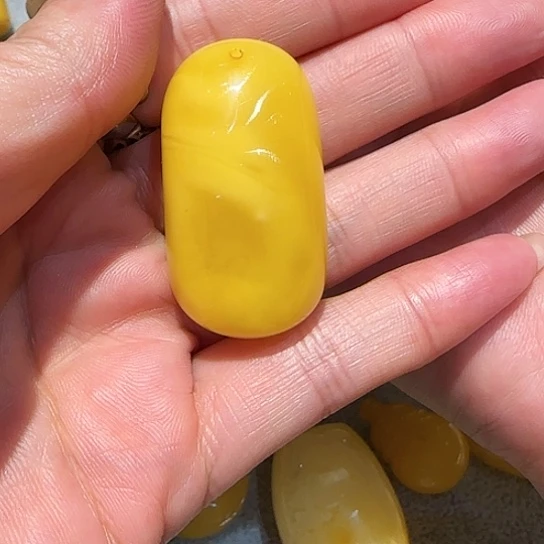 定制琥珀未镶嵌?**?蜜蜡