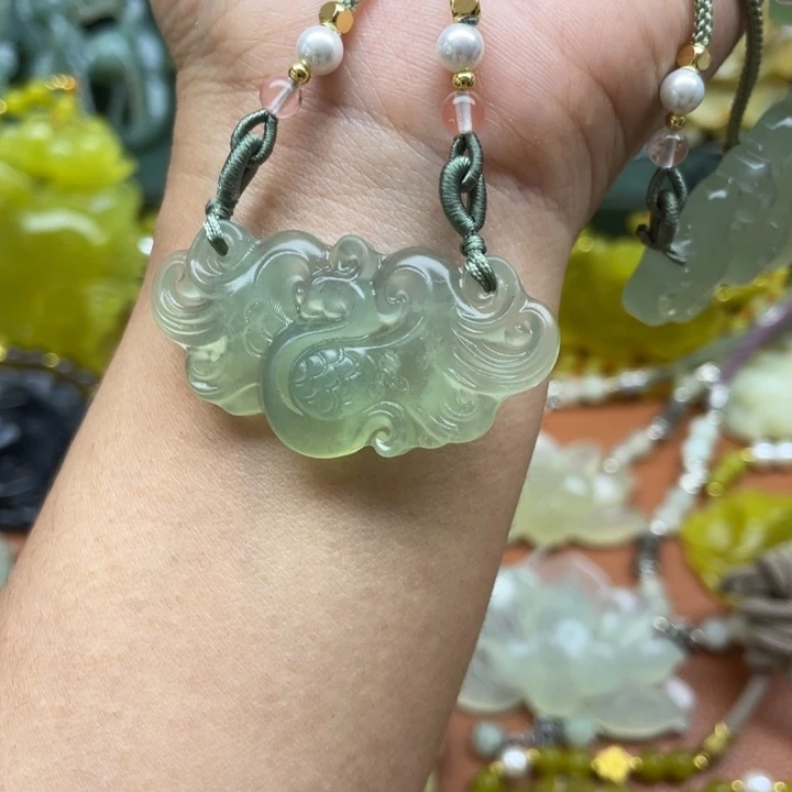 蛇纹石玉未镶嵌颈饰