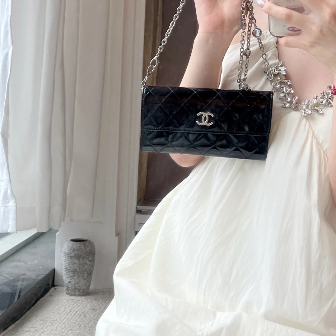 95新 Chanel/香奈儿 chanel黑色银扣漆面钱包