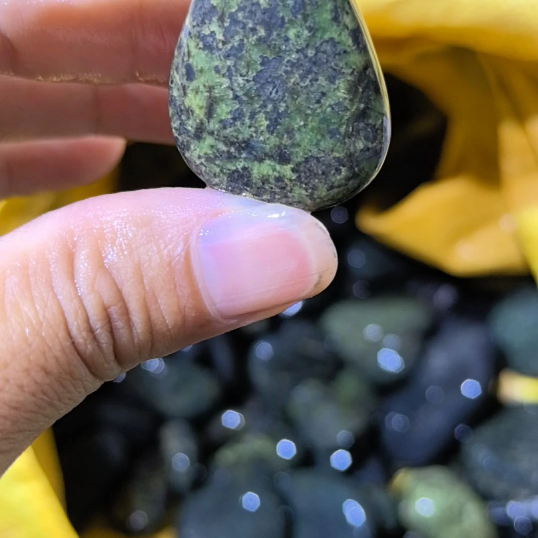 凤***槃有机玻璃藏玉药王石原石一个