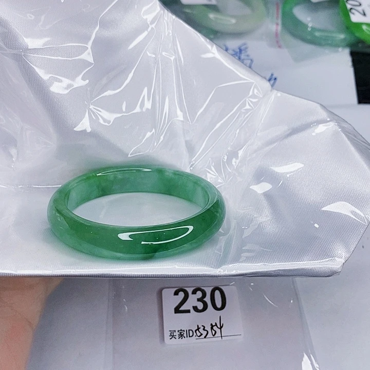 翡翠未镶嵌手镯一图一物实物为准（微瑕处理）