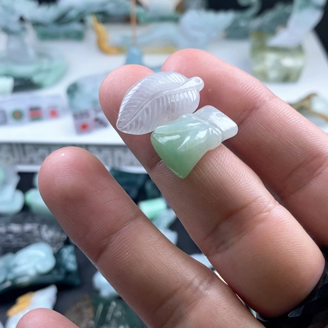 洁***洁翡翠未镶嵌颈饰天然翡翠