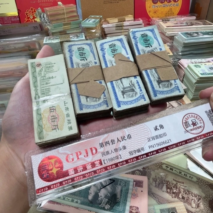 100张，粮票号码真币品相如图旧的