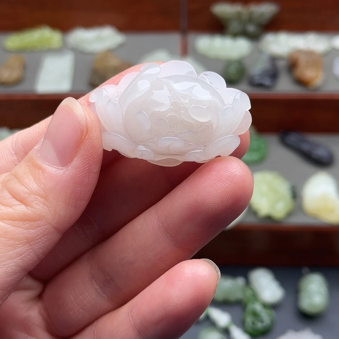 和田玉未镶嵌颈饰牡丹花吊坠