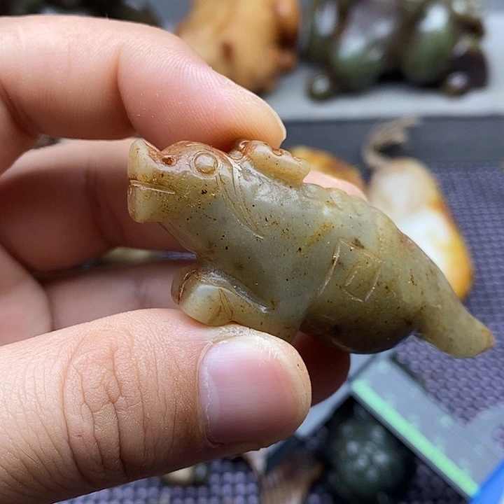 未镶嵌蛇纹石玉颈饰