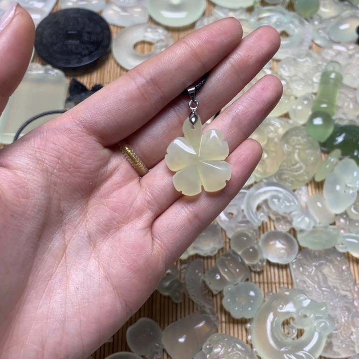 蛇纹石玉颈饰未镶嵌