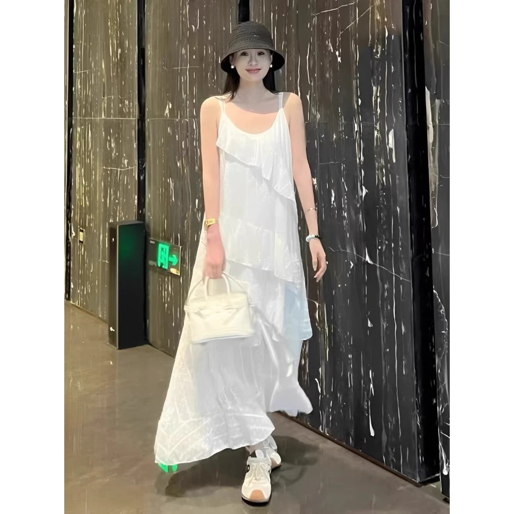 法式气质白色吊带连衣裙女2025夏装新款设计感不规则荷叶边背心裙