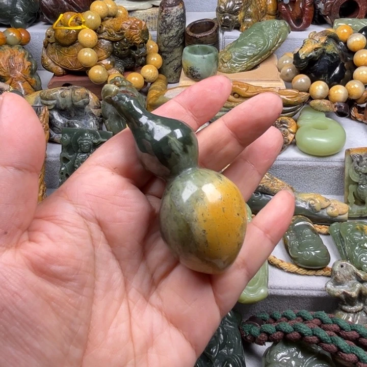 未镶嵌岫岩河磨玉(透闪石质玉)把件老*哥