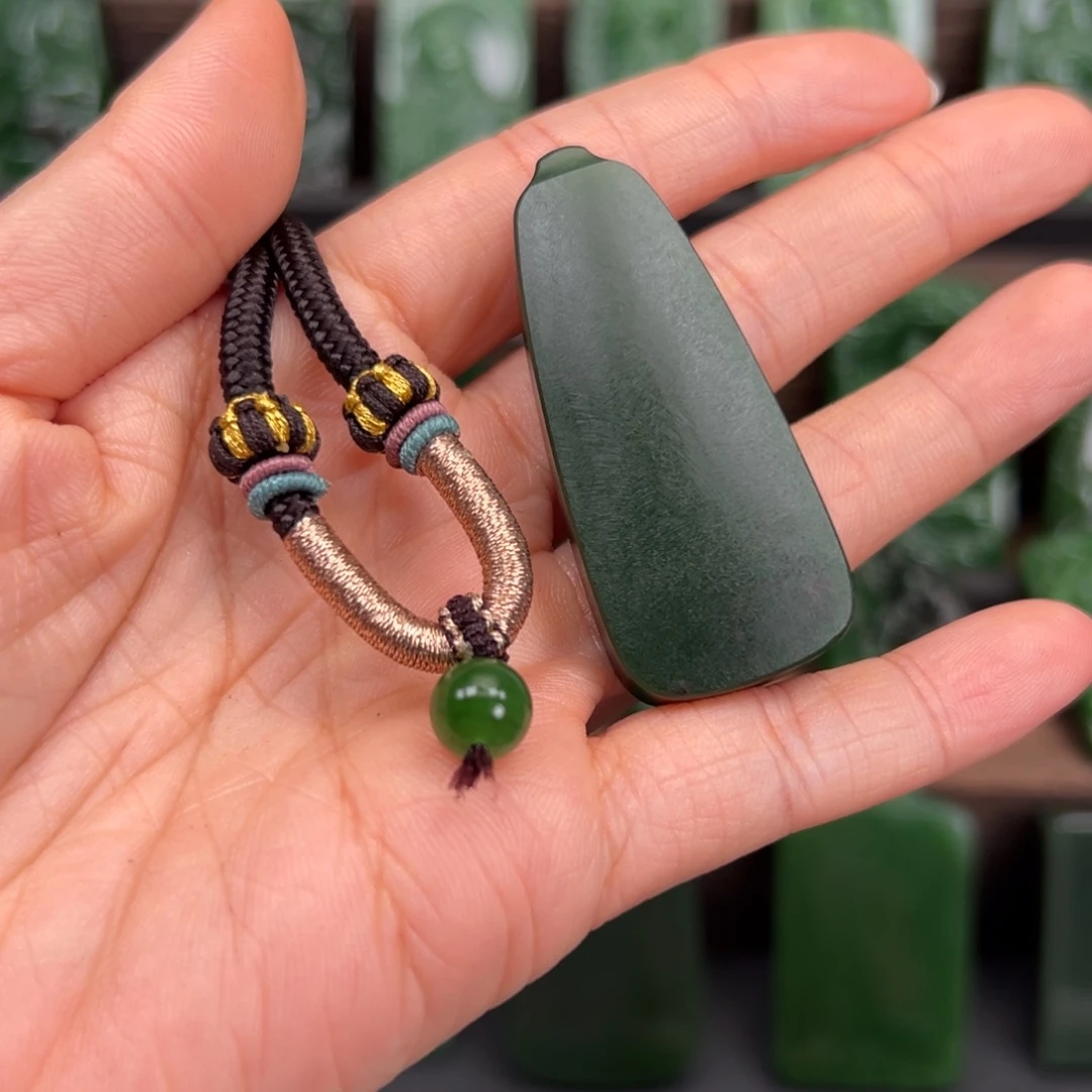 知***黑和田玉未镶嵌颈饰