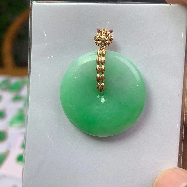 翡翠18K金镶嵌颈饰