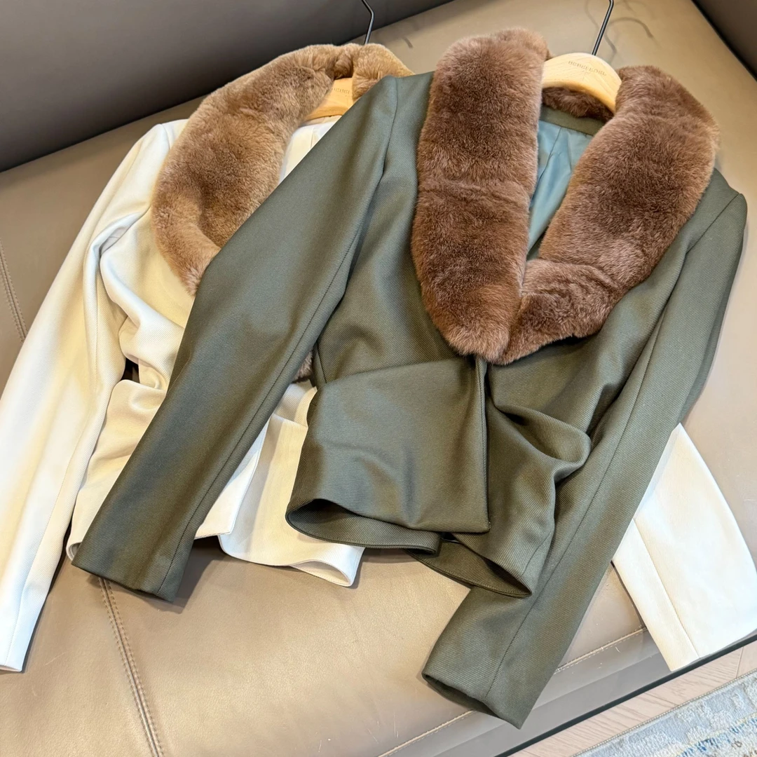 L慕溢-25时尚白绿双色毛领短款醋酸修身外套