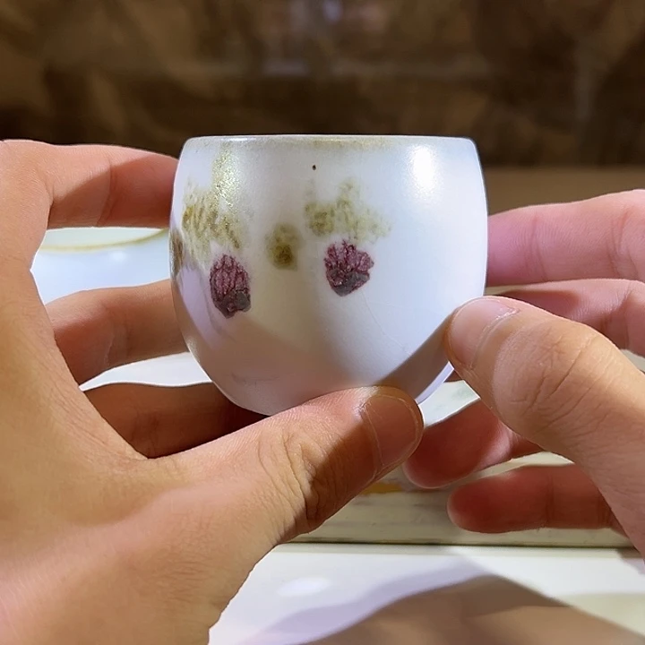 汝窑卯花白手握杯