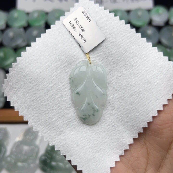 颈饰未镶嵌翡翠树叶