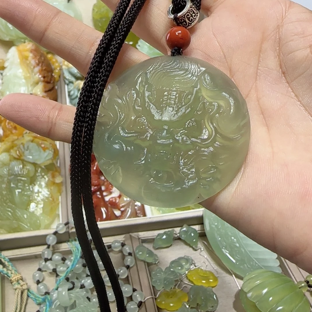 未镶嵌蛇纹石玉吊坠