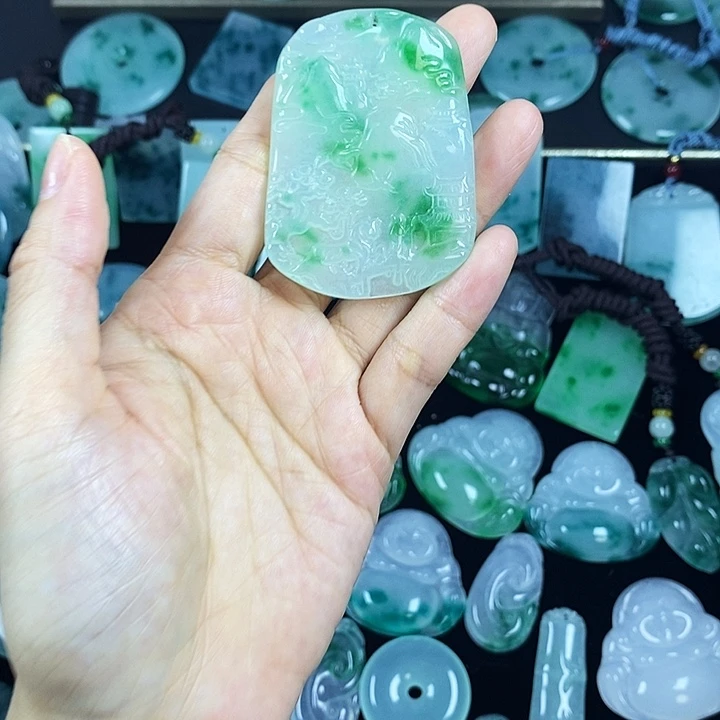 晓***艳翡翠未镶嵌颈饰吊坠