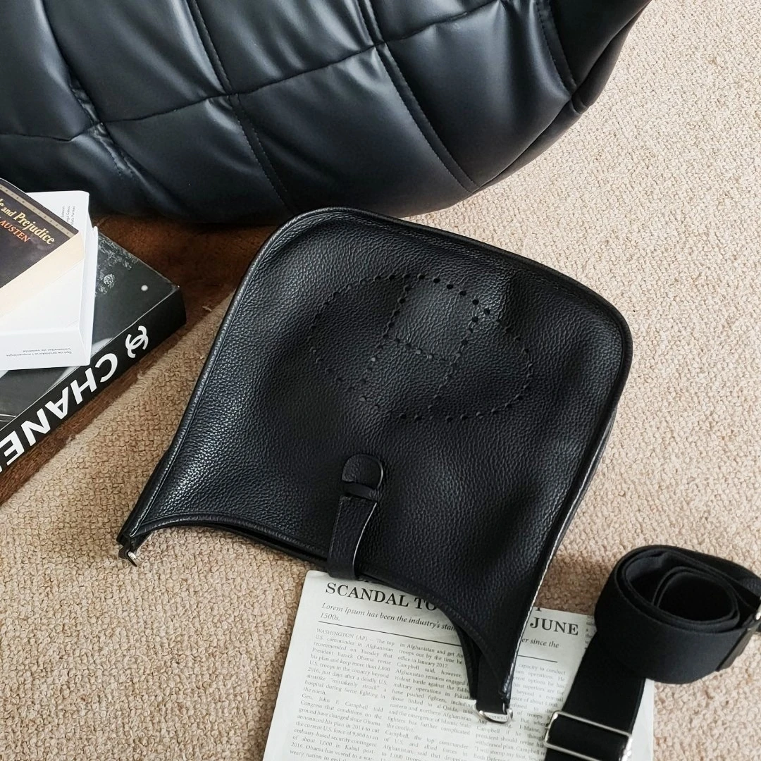 95新 Hermes/爱马仕 New Azul-黑银TC皮Evelyne中号单肩包 37058