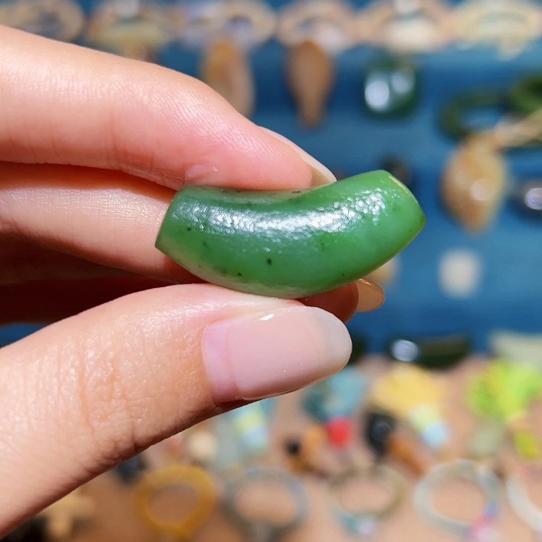 喜***抢和田玉未镶嵌颈饰