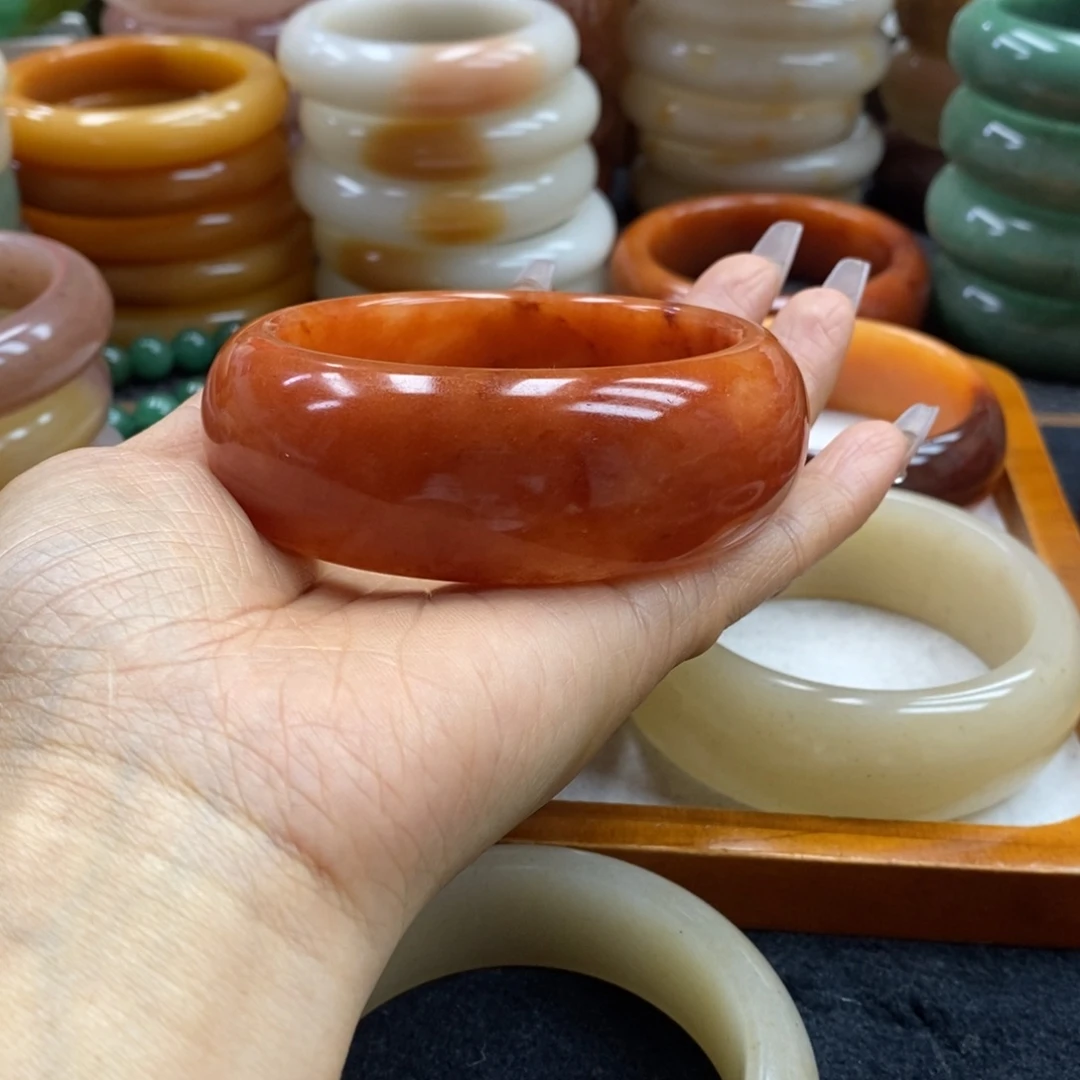 章***妞石英岩玉未镶嵌手镯（圆镯）