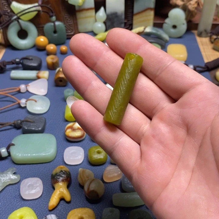 蛇纹石玉未镶嵌颈饰