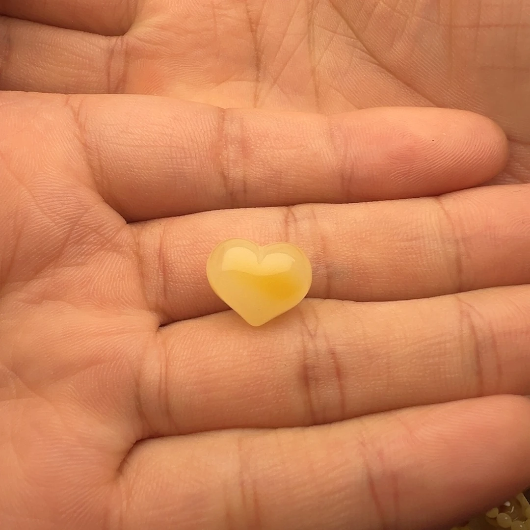 罗***）蜜蜡未镶嵌颈饰屁桃（打孔不退换）