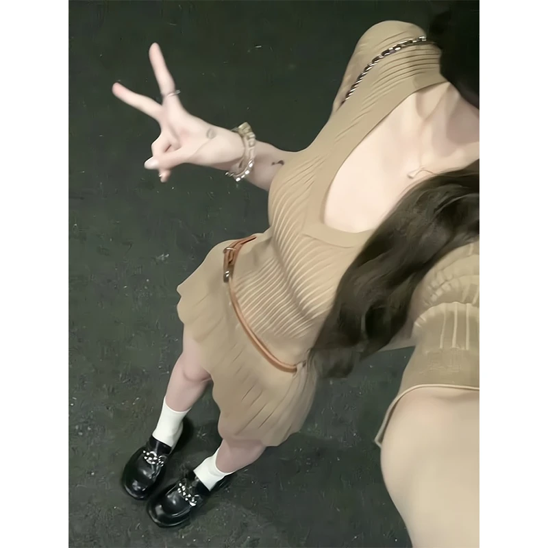 气质卡其色v领连衣裙女显瘦针织裙辣妹风修身A字裙子收腰百褶短裙