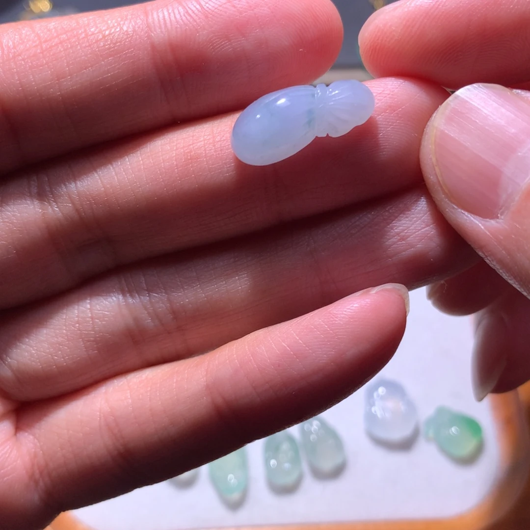 翡翠未镶嵌颈饰钱袋子