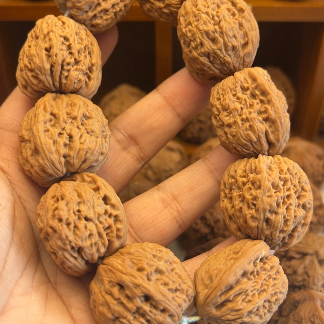 文玩核桃吊坠31左右南疆石零星黄