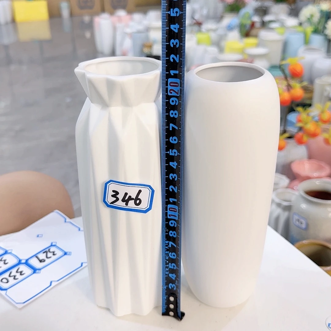 346号一对小花瓶高20厘米瑕疵