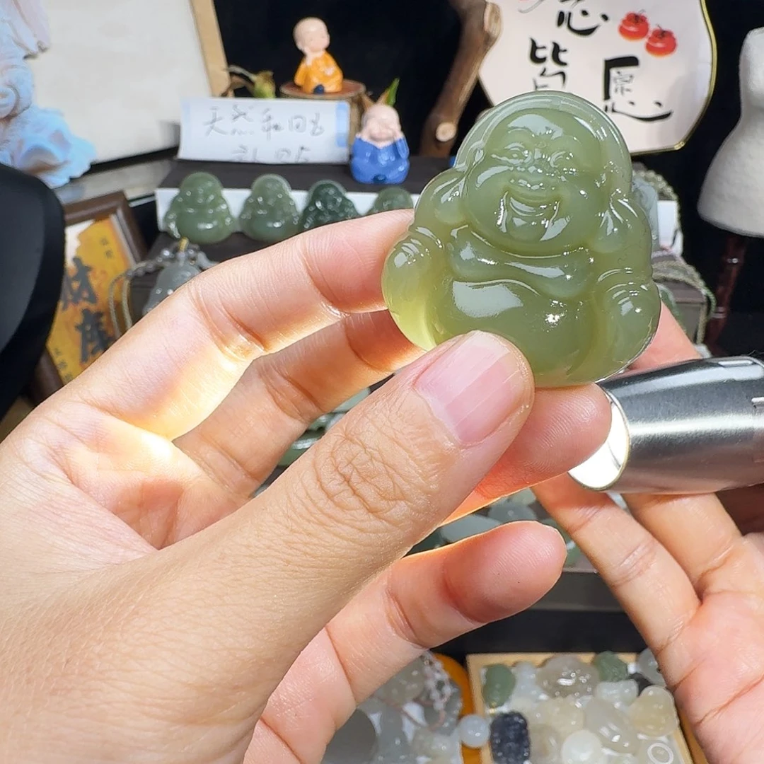 小***七和田玉未镶嵌颈饰
