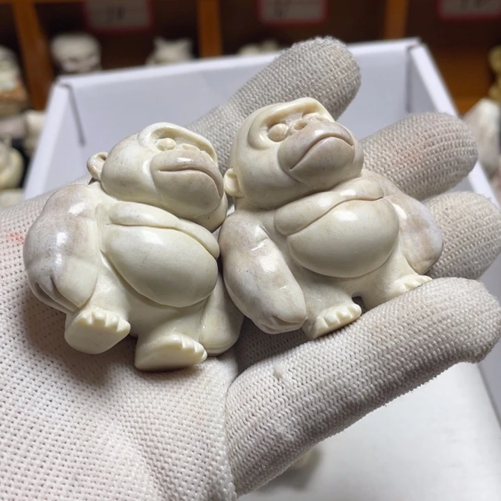 *****非金属皮质配饰鹿角雕刻大猩猩