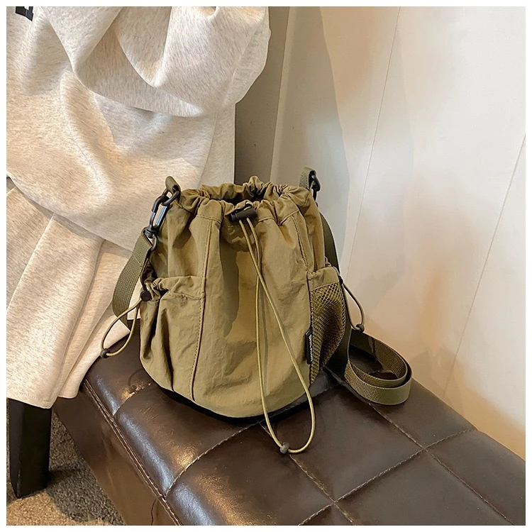 日系ins风小众设计感抽绳水桶户外运动休闲时尚百搭尼龙斜挎包