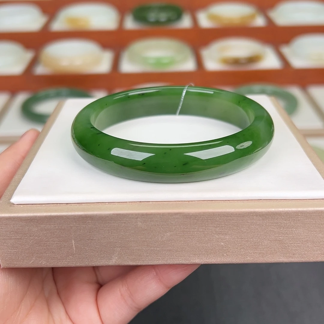 和田玉手镯未镶嵌碧玉