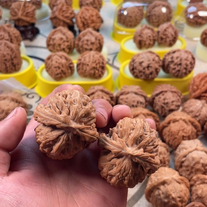 用***1桃核吊坠红锦鲤狮子头