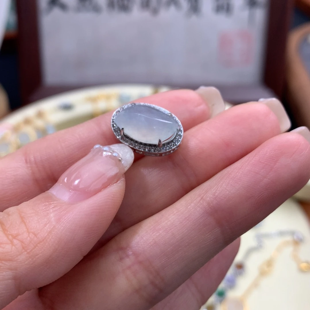 翡翠未镶嵌颈饰路路通