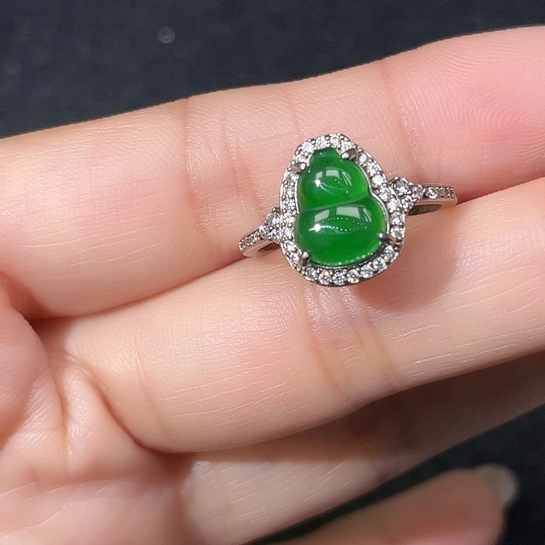 翡翠未镶嵌颈饰戒指