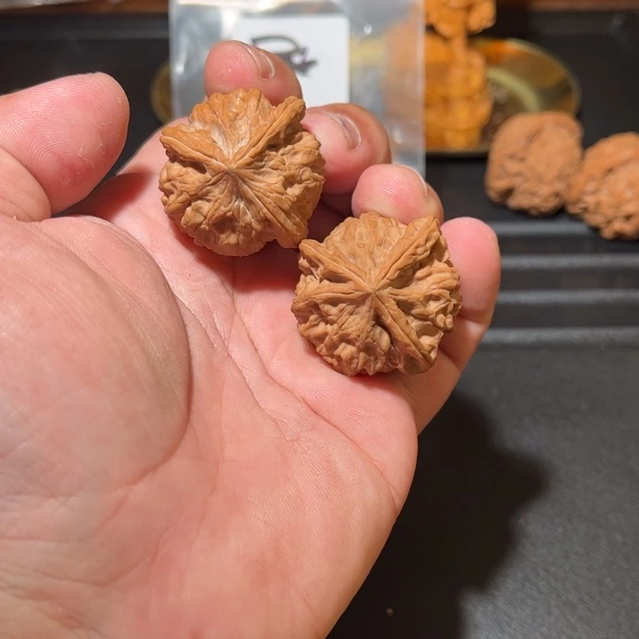 文玩核桃吊坠三棱