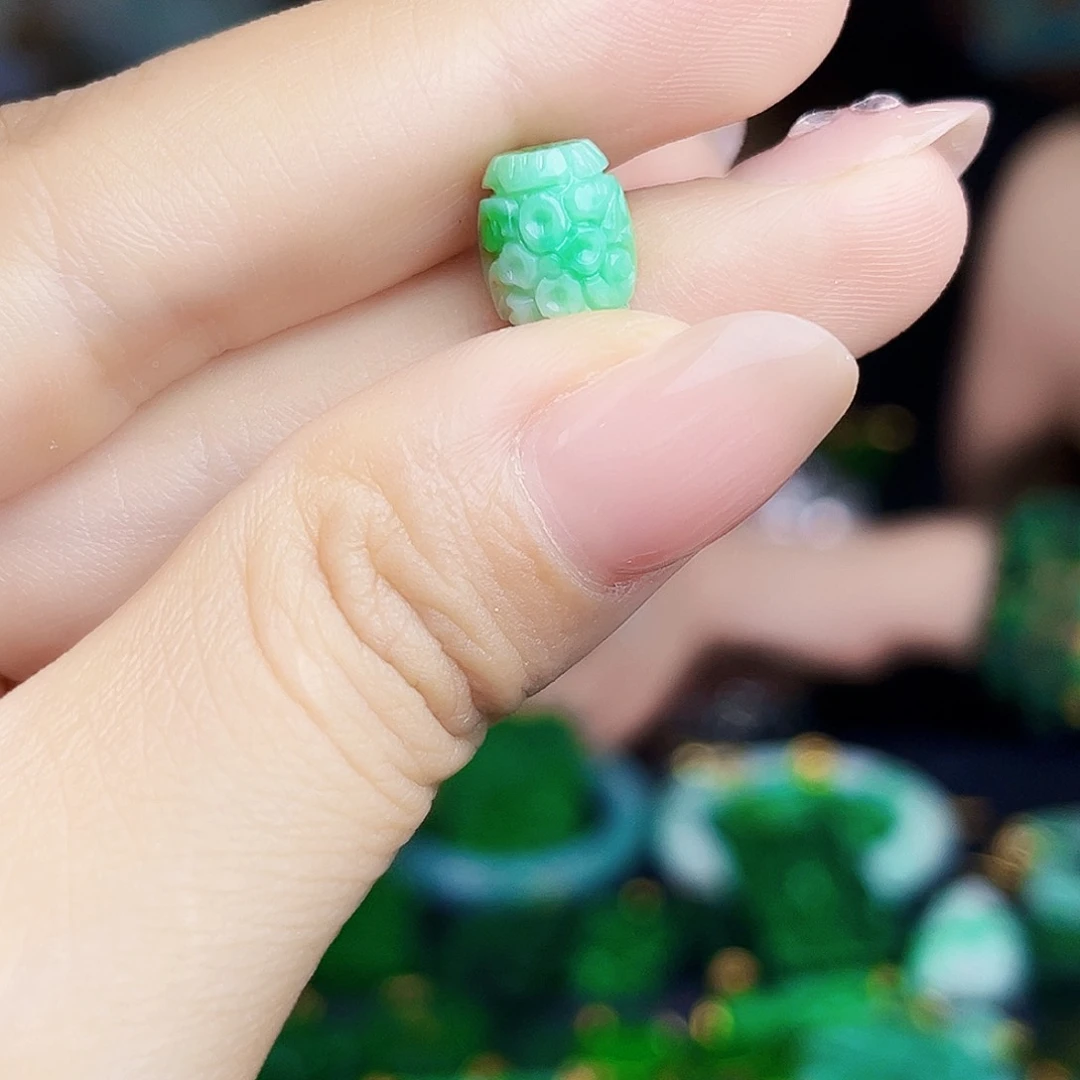 翡翠未镶嵌颈饰多样性