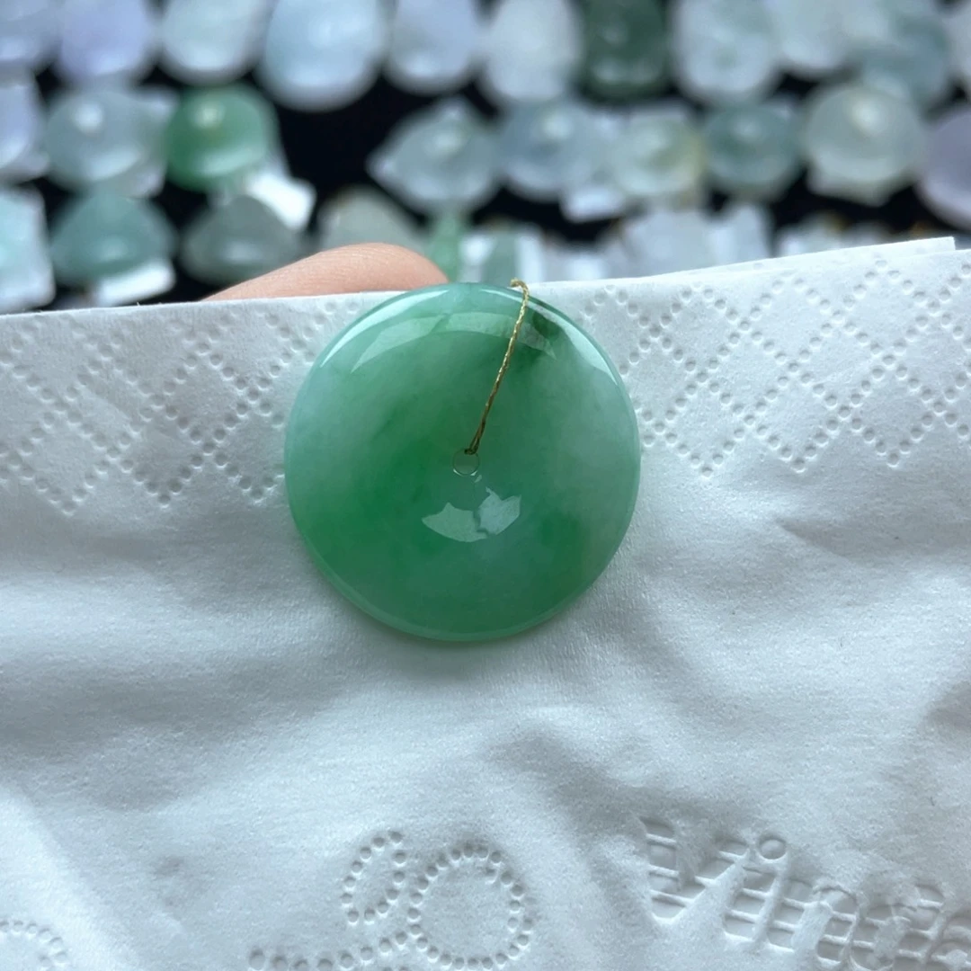 翡翠未镶嵌颈饰平安扣